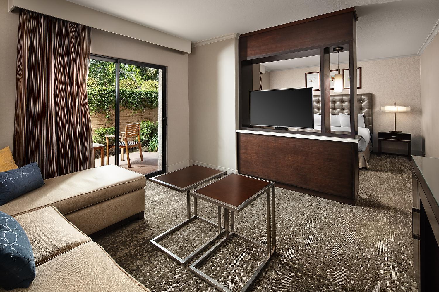 Doubletree By Hilton Claremont Hotel Exterior photo