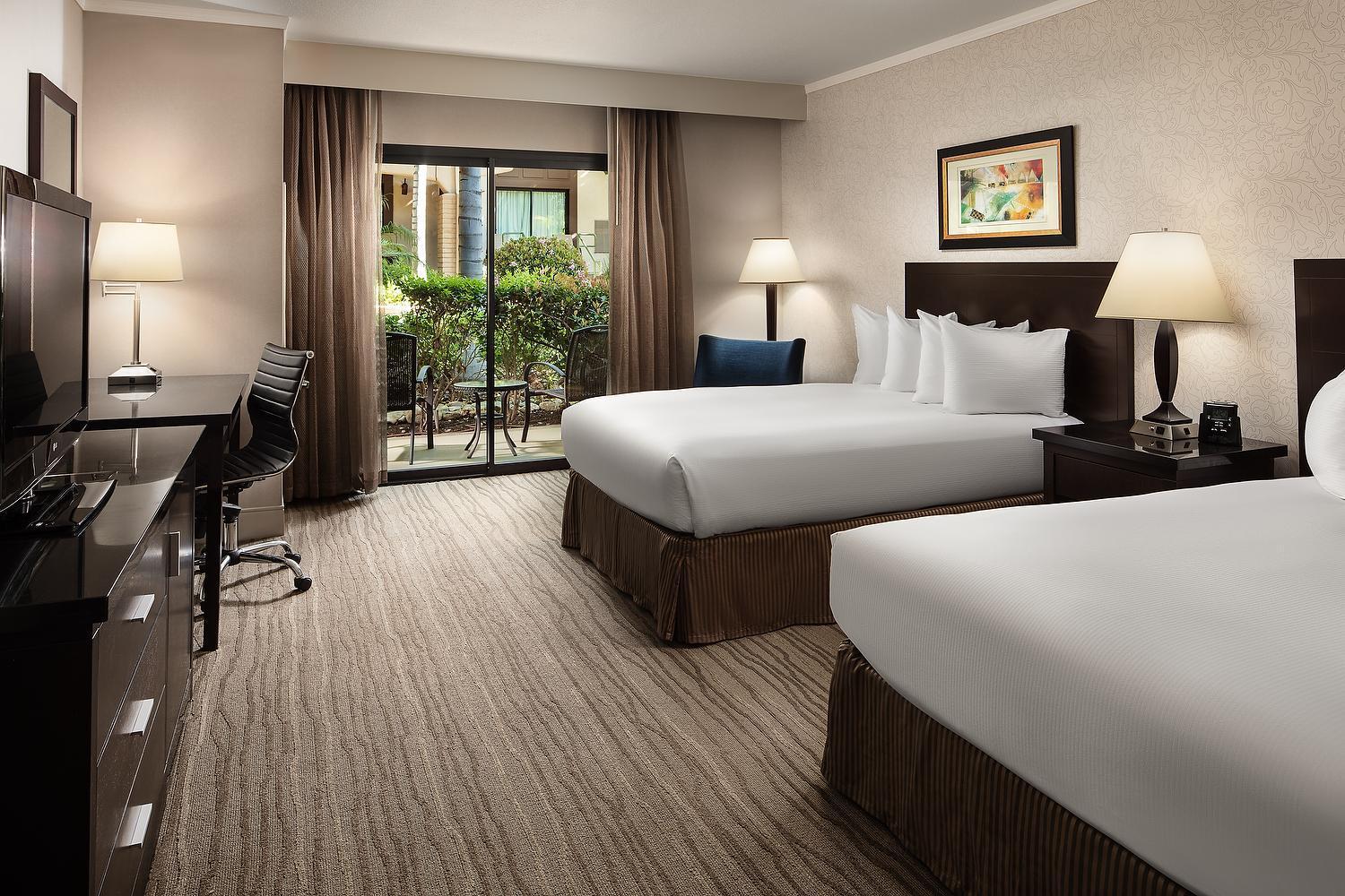 Doubletree By Hilton Claremont Hotel Exterior photo