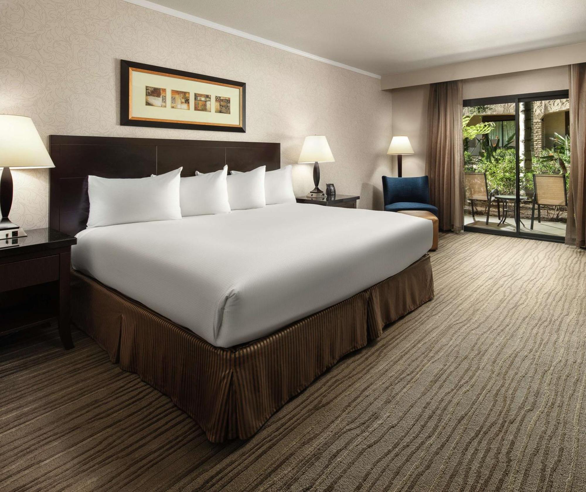 Doubletree By Hilton Claremont Hotel Exterior photo
